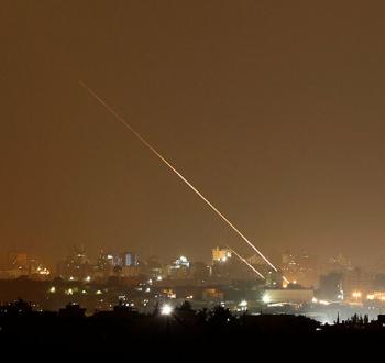 رشقة صاروخية.jpg