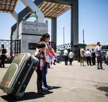 عالقين.jpg