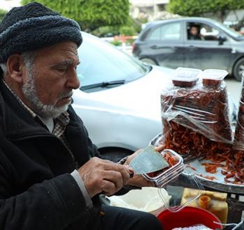 الحاج أبو وسام الهرباوي صانع القرع العسلي في غزة