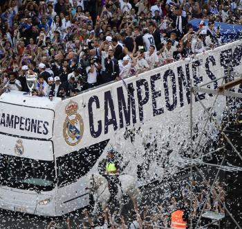 348093-حافلة-نجوم-ريال-مدريد-تجوب-الشوارع.jpg