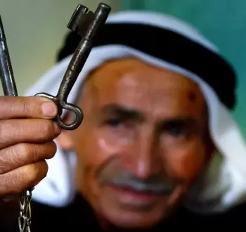 فلسطيني يحمل مفتاح العودة