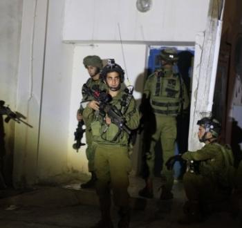 اقتحام منزل فلسطيني في الضفة الغربية.jpg