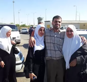 عدنان عصفور يتوسط عائلته بعد الإفراج عنه.webp