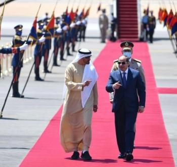 عبد الفتاح السيسي (يمين) ومحمد بن زايد (يسار).jpg