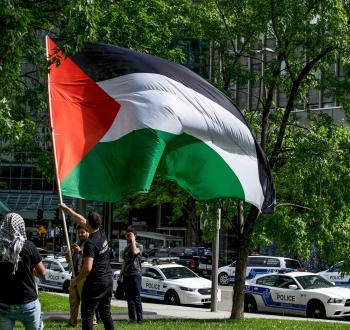 علم فلسطين في أوروبا خلال فعالية تضامنية مع الشعب الفلسطيني.jpeg