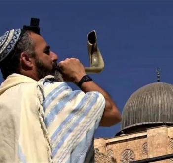 النفخ في البوق.jpg