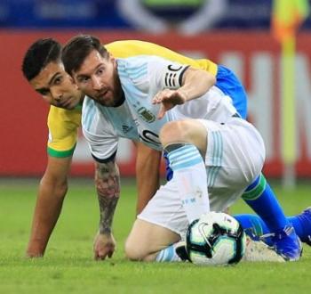 لاعب سعودي يقدم وصفة غريبة لإيقاف ميسي