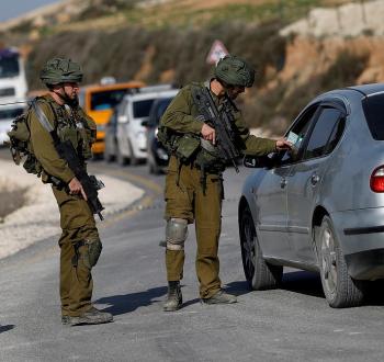 حاجز عسكري للاحتلال وجنوده يدققون في بطاقات الفلسطينيين.jpg