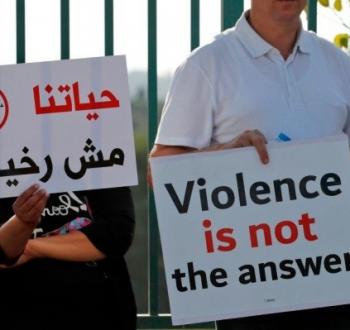 خلال وقفة ضد استمرار جرائم القتل بالداخل المحتل.jpg