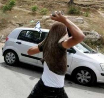 رشق مركبات المستوطنين بالحجارة