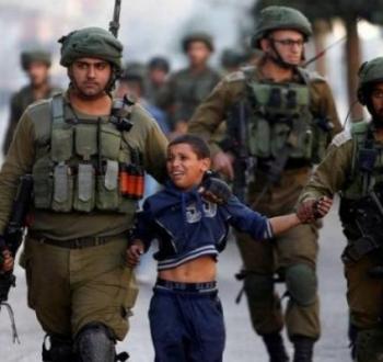 خلال اعتقال جنود الاحتلال لطفل فلسطيني - أرشيفية.jpg