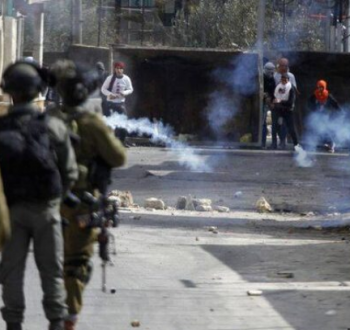 إطلاق قنابل غاز تجاه فلسطينيين خلال مواجهات في الضفة.png