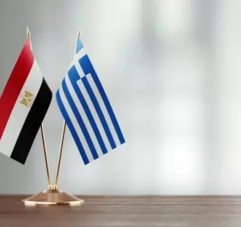 علما اليونان (يمين) ومصر (يسار).webp