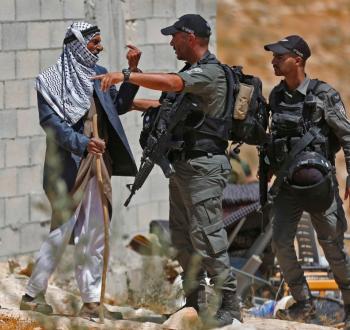 خلال اعتداء قوات الاحتلال على مسن فلسطيني في مسافر يطا.jpg