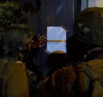 جنود الاحتلال يلصقون إخطار هدم على منزل فلسطيني