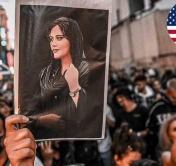 رفع صورة مهسا أميني التي فقدت حياتها في سجن إيراني خلال تظاهرات في واشنطن.jpg