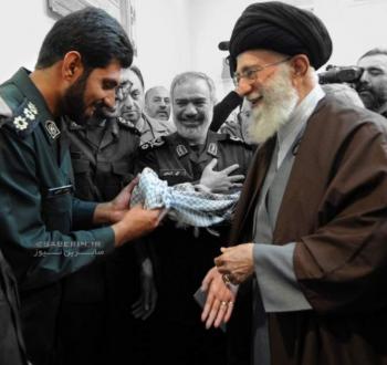 الضابط الإيراني داود جعفري أمام الخامنئي