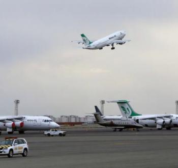 طائرة تقلع من مطار