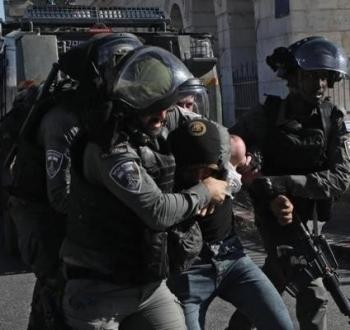 اعتقال شاب فلسطيني والاعتداء عليه - أرشيفية.jpg