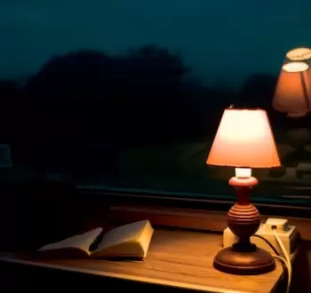 القراءة في ضوء خافت