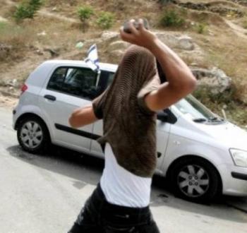 رشق مركبات المستوطنين بالحجارة
