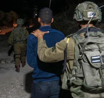 صورة اعتقال الاحتلال لشاب فلسطيني