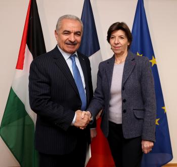 محمد اشتية خلال لقاء الوزيرة الفرنسية (1).jpg