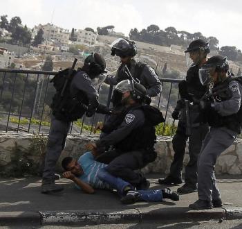 اعتداء جنود الاحتلال على شاب فلسطيني خلال اعتقاله.jpg