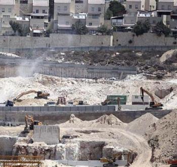 أعمال توسعة في مستوطنة إسرائيلية على حساب أراض فلسطينية.jpg