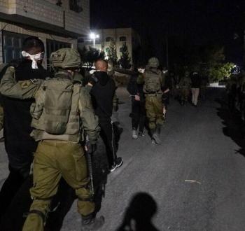 خلال اعتقال جنود الاحتلال لشبان من الضفة.jpg