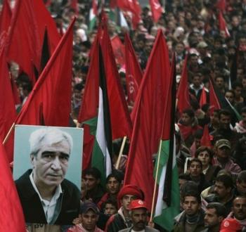 أنصار الجبهة الشعبية يرفعون صورة للأمين العام أحمد سعدات.jpg