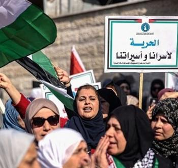 خلال وقفة مع الأسيرات.jpg