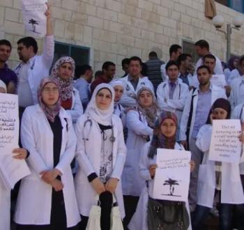 اعتصام طلاب الطب.jpg
