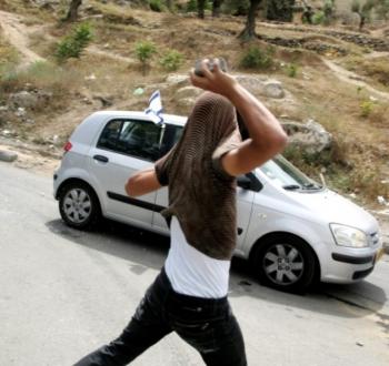 رشق مركبة إسرائيلية بالحجارة