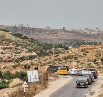 إغلاق مداخل  قرية المغير
