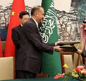 وزيرا الخارجية السعودي (يمين الصورة) والإيران (يسار الصورة) خلال التوقيع على اتفاق في الضين.jpg