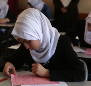 طالبة في امتحان ثانوية عامة