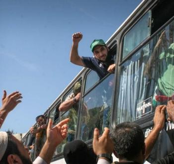 الأسرى المفرج عنهم في صفقة وفاء الأحرار يصلون غزة.jpg
