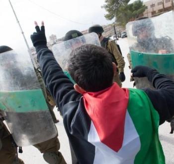 طفل فلسطيني خلال قمع الاحتلال لفعالية سلمية.jpeg
