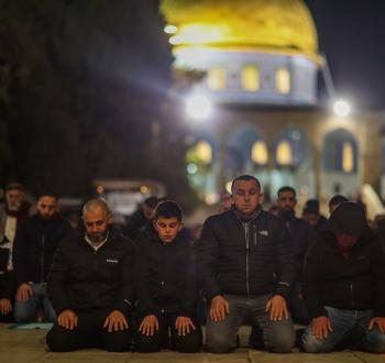 صلاة الفجر في الأقصى.jpg