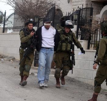 اعتقال فلسطيني من منزله في الضفة الغربية.jpg
