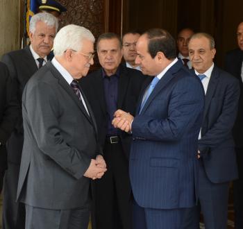 صورة أرشيفية للقاء الرئيس عباس نظيره المصري.jpg