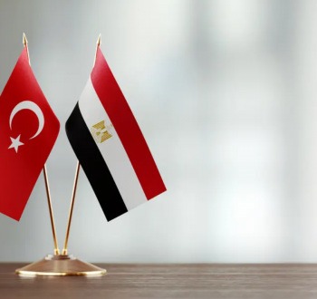 علما مصر (يمين الصورة) وتركيا (يسارًا).png