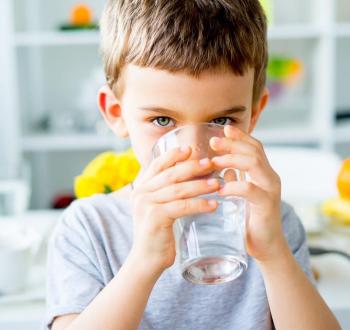 كمية الماء للأطفال.jpg