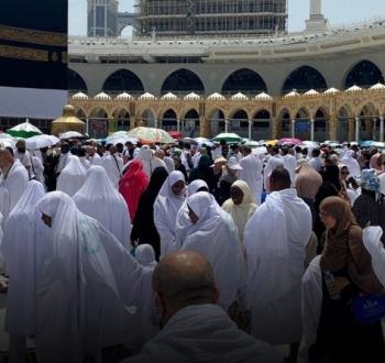 الحجاج في بيت الله الحرام