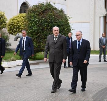 وزير الخارجية الجزائري يمين الصورة.jpg