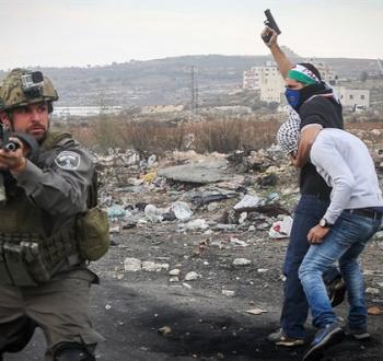 قوات خاصة إسرائيلية تعتقل فلسطينيًا من رام الله.jpg