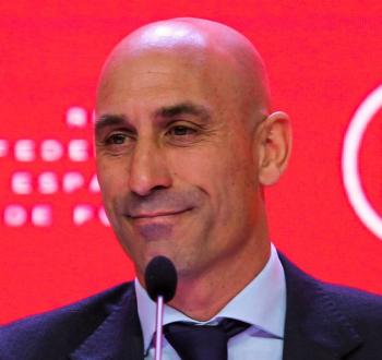 الفيفا يعلن إيقاف رئيس الاتحاد الإسباني