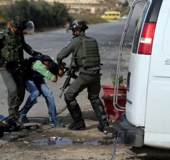 اعتداء جنود الاحتلال على صحفي فلسطيني بالضفة الغربية