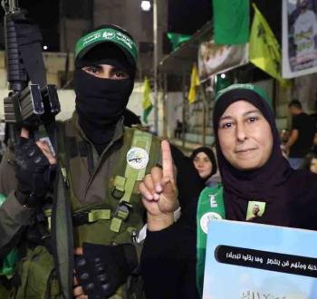 والدة الشهيد أمجد العزمي